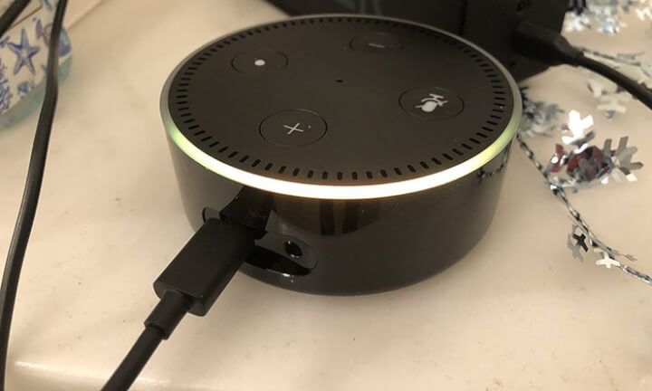 f:id:masa381man:20171202223235j:plain Amazon Echo DotをUSBケーブルにつなげた