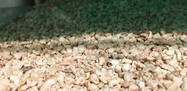 コーンリターの床材